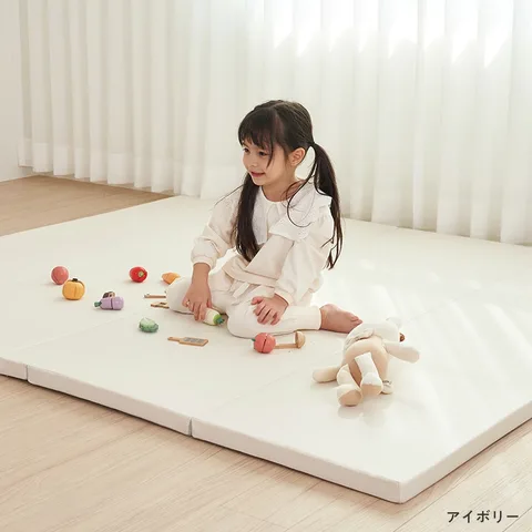 アイボリーのpopomi抗菌プレイマットCLEANを室内に敷き、子どもがおもちゃで遊ぶ様子